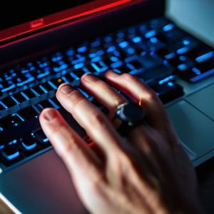 Read more about the article A Guide to Recognizing and Dodging Online Scams